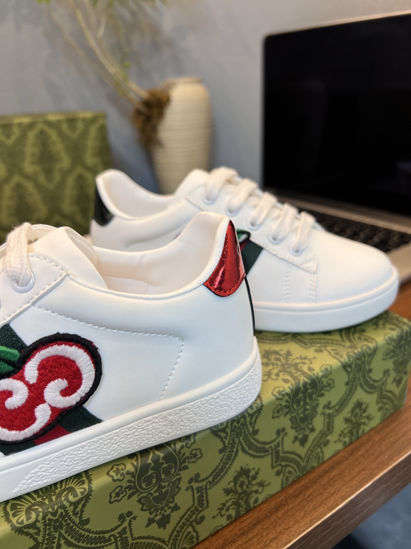 Children's shoes child